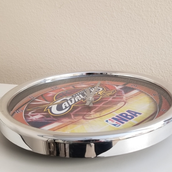 NBA Cleveland Cavaliers Chrome Round Wall Clock 12" - Picture 4 of 9